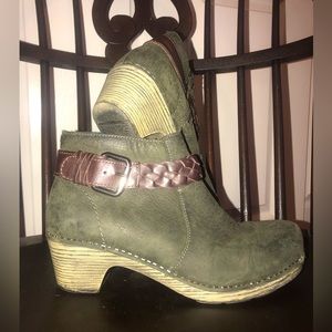 Dansko Size 7.5 clogs